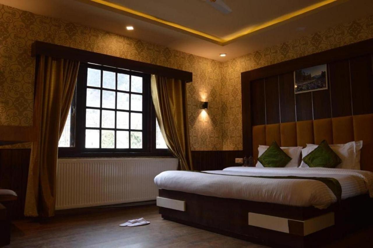 Hotel Outlook Pahalgam Exterior photo
