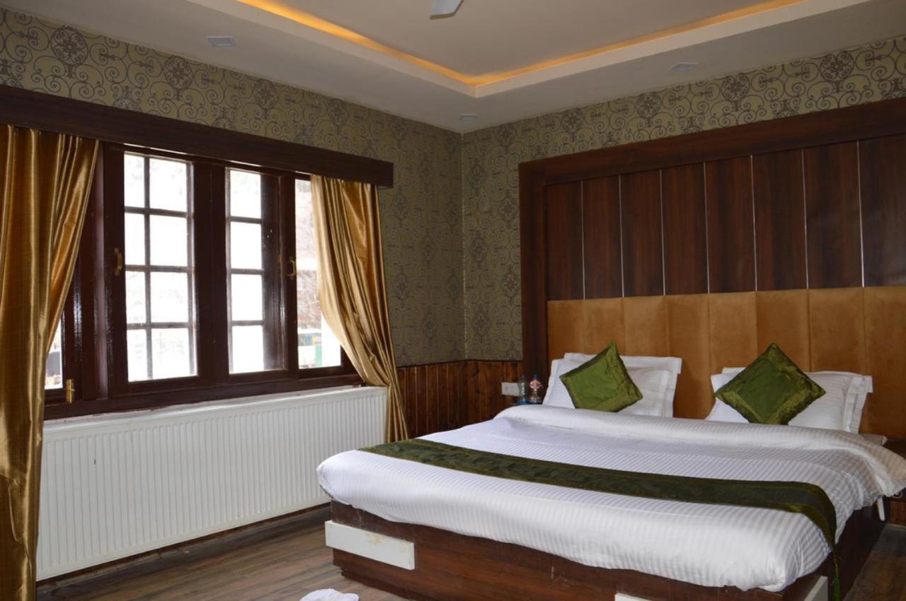 Hotel Outlook Pahalgam Exterior photo