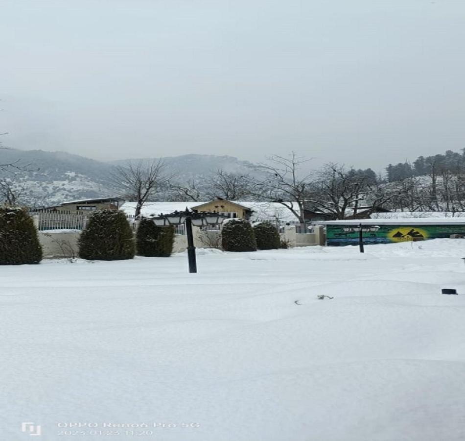 Hotel Outlook Pahalgam Exterior photo