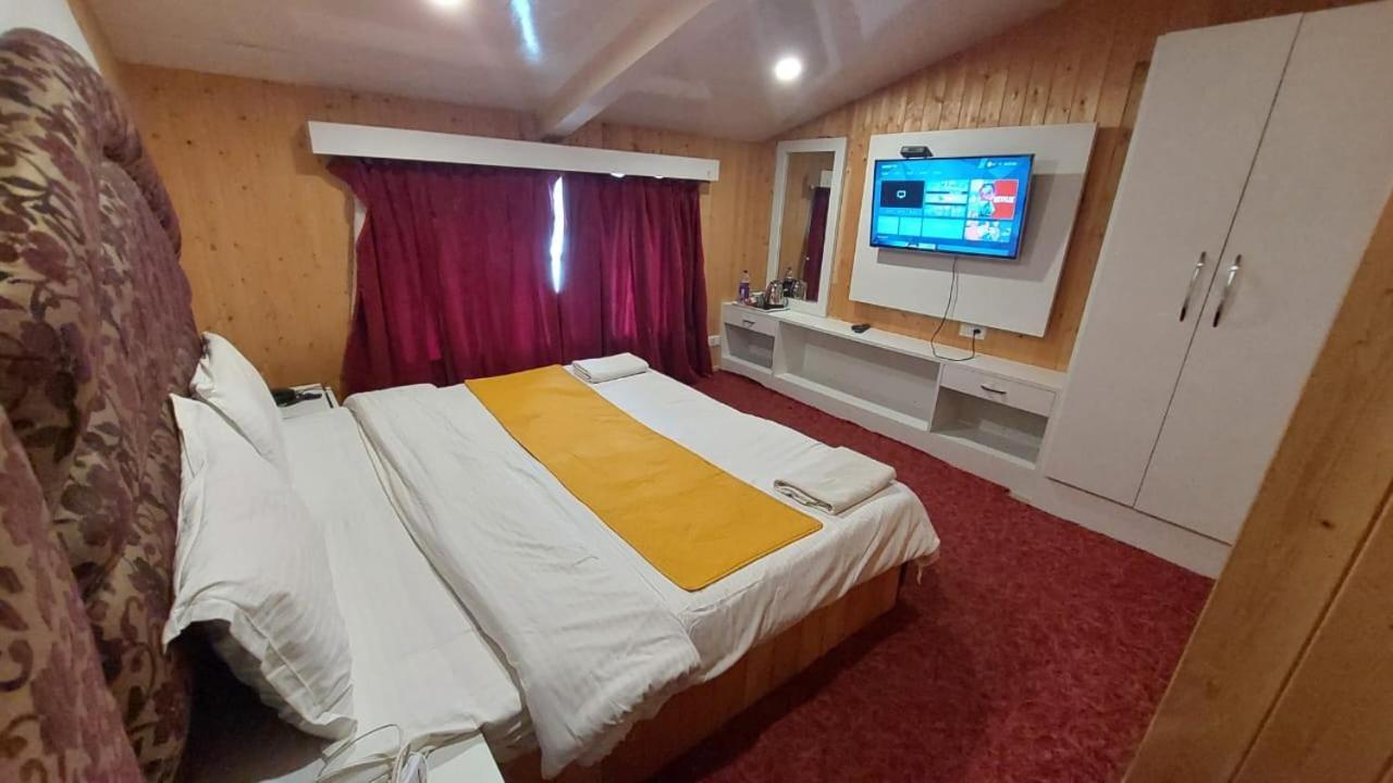 Hotel Outlook Pahalgam Exterior photo