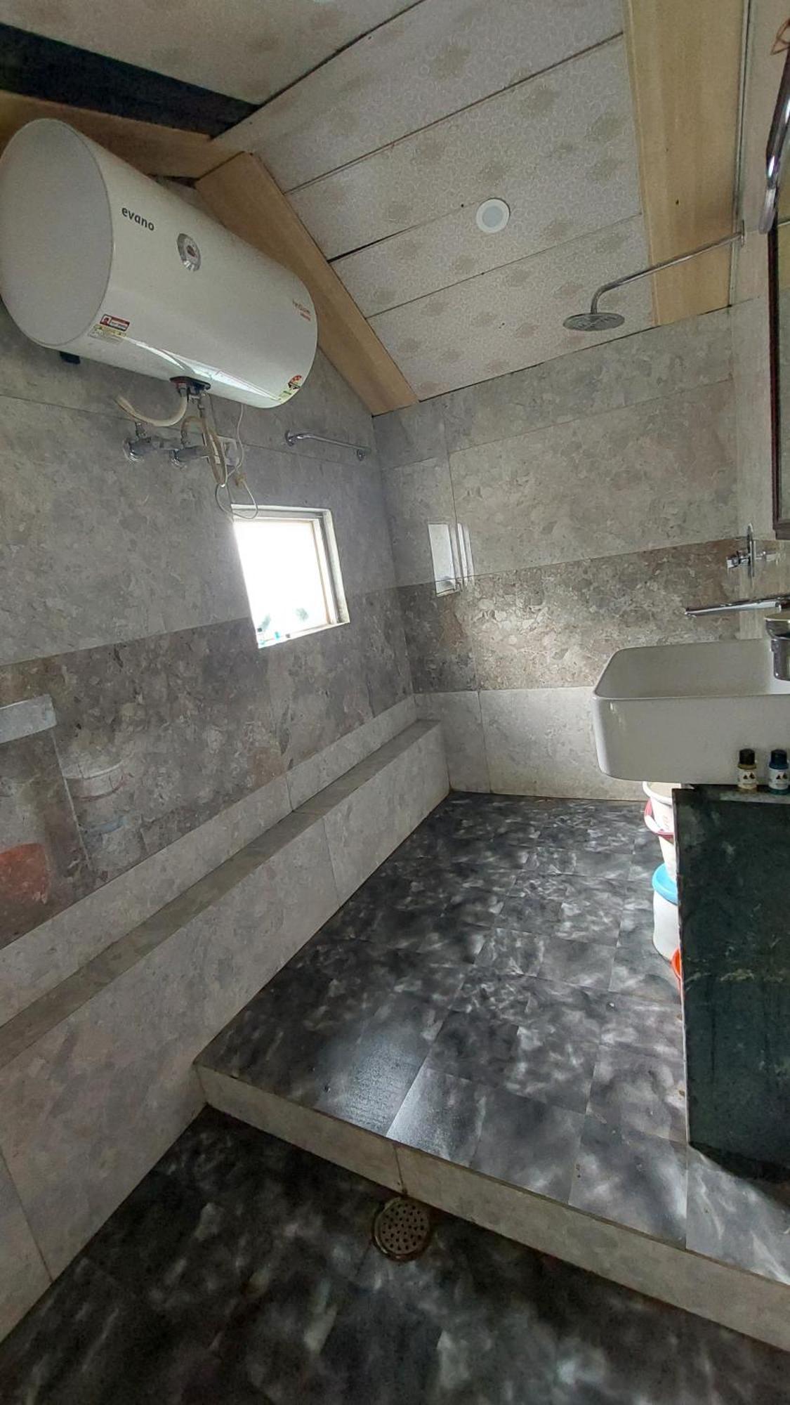 Hotel Outlook Pahalgam Exterior photo