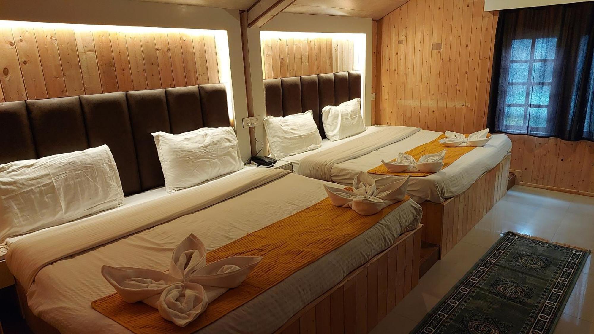 Hotel Outlook Pahalgam Exterior photo