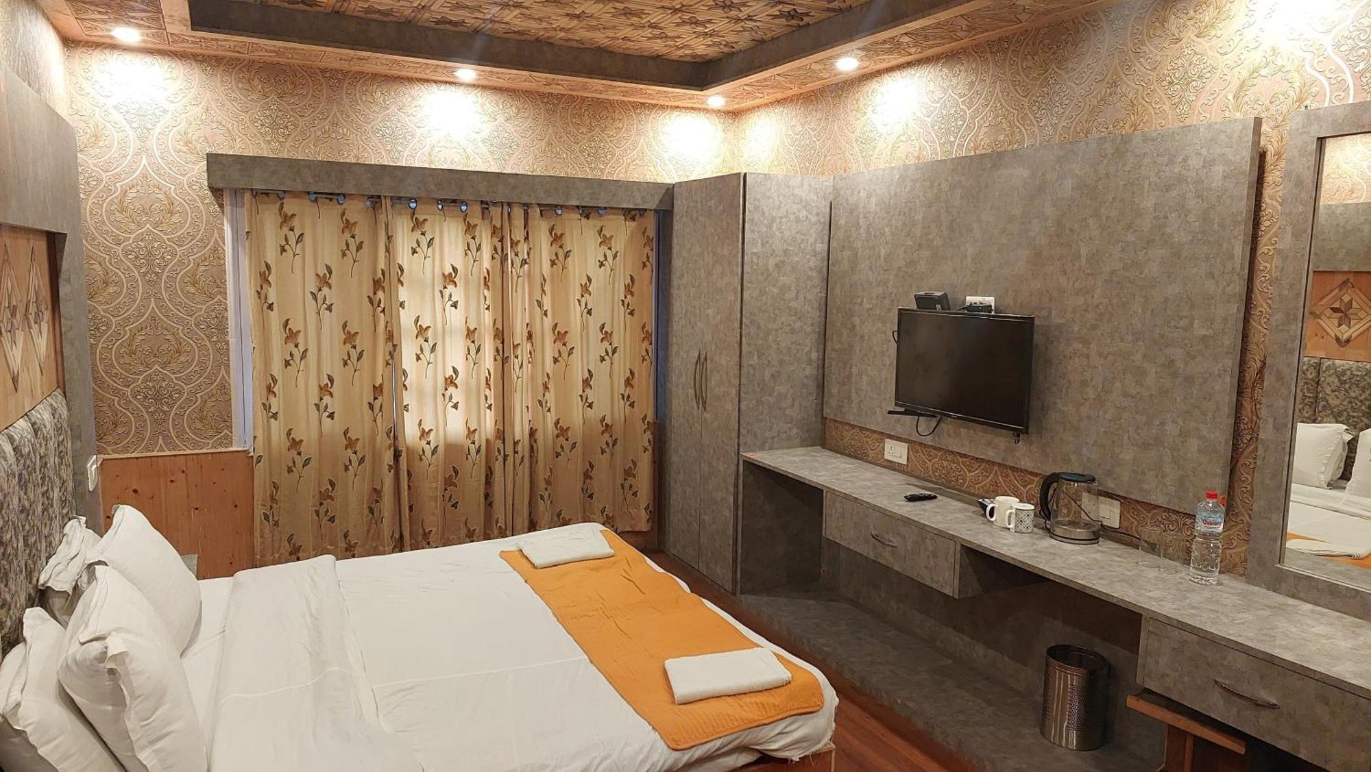 Hotel Outlook Pahalgam Exterior photo