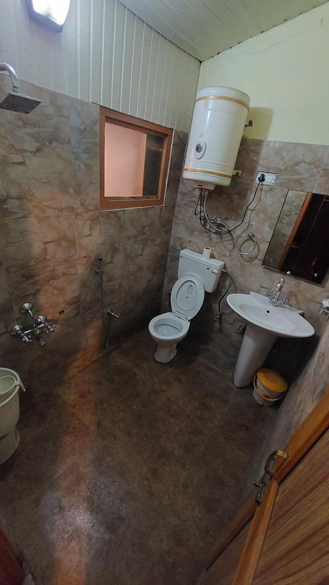 Hotel Outlook Pahalgam Exterior photo