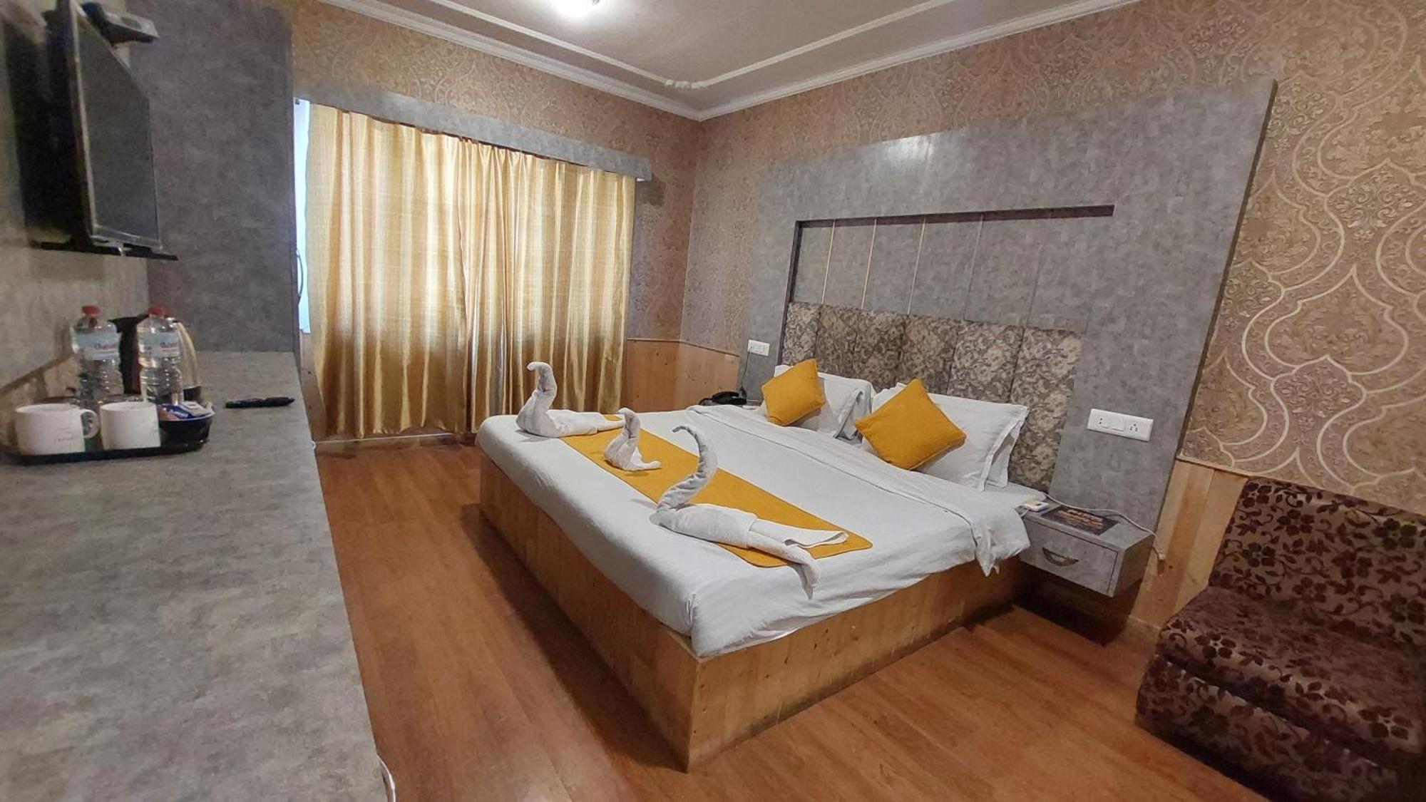 Hotel Outlook Pahalgam Exterior photo