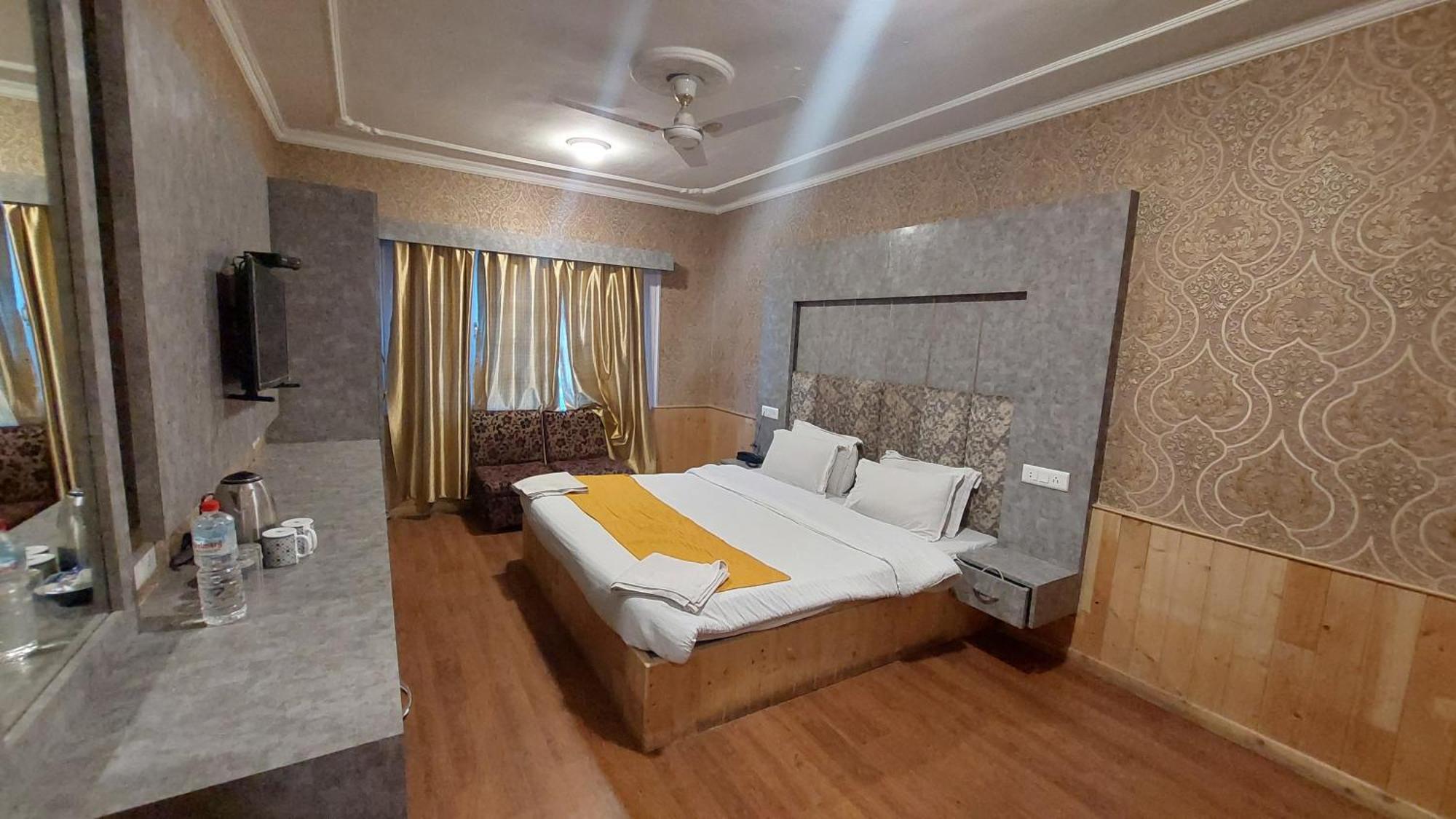 Hotel Outlook Pahalgam Exterior photo