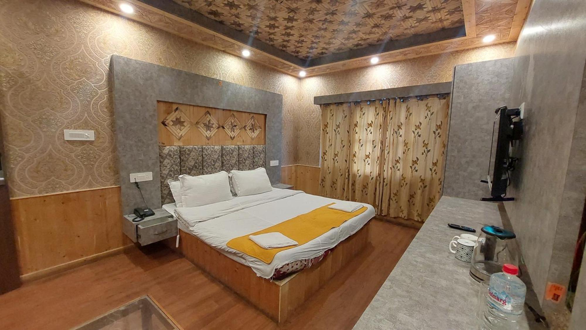 Hotel Outlook Pahalgam Exterior photo